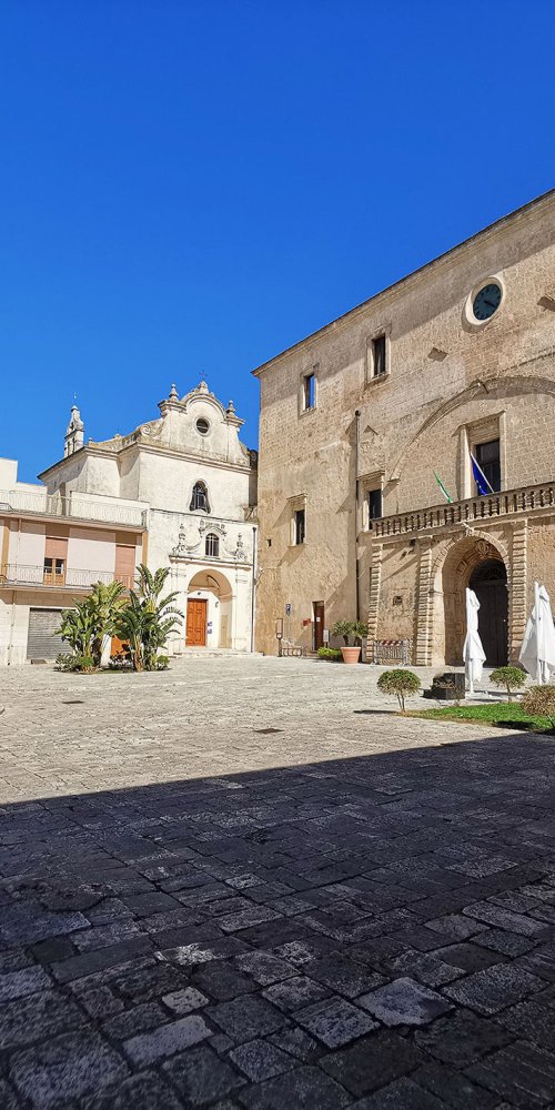 Getting around Latiano